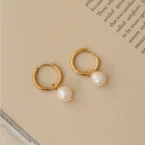 Gold pearl earrings